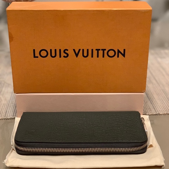 Gray Louis Vuitton Men’s Zippy Vertical Wallet - Picture 1 of 4